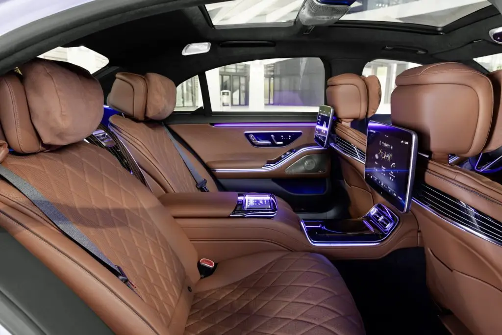 Intérieur cuir de la Mercedes Classe S, transfert privé avec chauffeur vers les stations de ski à Chamonix