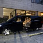 Mercedes Classe VIP noire avec chauffeur privé devant l'hôtel, transfert vers les stations de ski à Chamonix